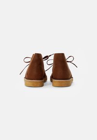 Clarks Originals DESERT - Botins de atacadores - brown