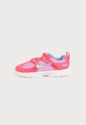 Chaussure de sport Nike rose et violette avec panneaux en mesh, semelle blanche et logo swoosh multicolore, vue de côté sur fond blanc.