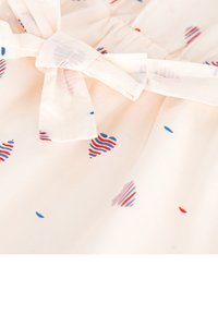 Vestito in tessuto leggero con sfondo crema, caratterizzato da motivi a cuori a strisce rosse e blu. Include un dettaglio in vita con fiocco.