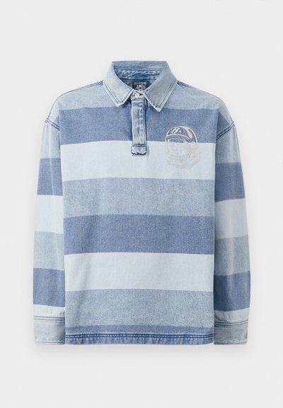 Hosszú ujjú csíkos pólóing világos és sötét farmkék színben, galléros nyakkal és hímzett űrhajós részlettel a mellrészen.