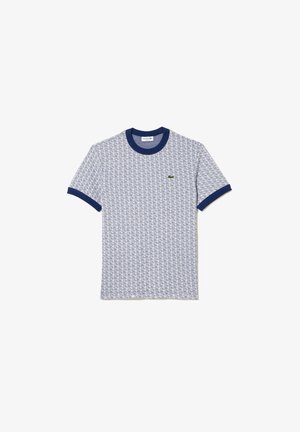 Kurzärmliges graues T-Shirt mit blauem geometrischem Muster, marineblauem Kragen und Ärmelsäumen sowie kleinem grünem Krokodillogo auf der linken Brust.