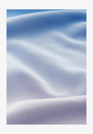 Helles blaues Gewebe mit einer glatten, strukturierten Oberfläche, das subtile diagonale Linien und sanfte Falten aufweist, die Weichheit und Drapierung anzeigen.