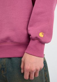 Carhartt WIP CHASE - Mikina - dusty fuchsia/gold