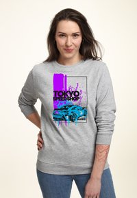 Šedá mikina s grafickým potiskem modrého auta a fialových skvrn, s textem "TOKYO SPEED SHOP" a černými akcenty. Standardní střih.