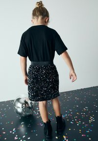Next REGULAR FIT czarny