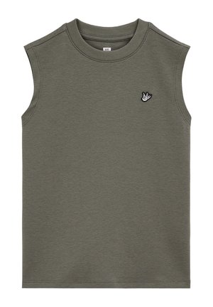 Mouwloze olijfgroene top met ronde hals en een klein wit-zwart geborduurd handteken op de linkerborst.