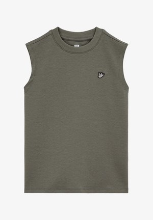 Bez rękawów oliwkowo-zielony top z okrągłym dekoltem i małym białym i czarnym haftowanym symbolem ręki na lewej piersi.