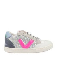 Glitter-versierde sneaker met een roze V-logo, lichtgrijs suède bovenwerk, witte neuskap en zwarte veters met herhaalde tekst. Rubberen zool.