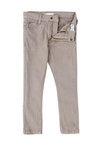 Pantalones de mezcla de algodón beige con un corte slim, que cuentan con cierre de cremallera y botón, bolsillos delanteros y una superficie suave y ligeramente texturizada.