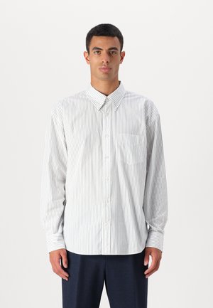 Camisa blanca de manga larga con finas rayas verticales grises, cuello abotonado y bolsillo en el pecho. El material parece ligero y suave.