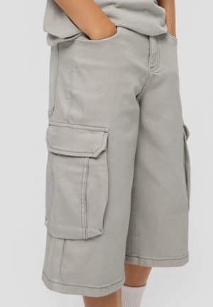 Shorts cargo gris avec deux poches latérales et deux poches cargo surdimensionnées. Fabriqués en tissu durable avec des détails de couture visibles et une coupe décontractée.