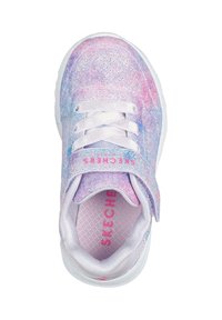 Zapatillas brillantes en tonos pastel con un верх predominantemente rosa y azul, cordones blancos y una plantilla texturizada con la marca "SKECHERS".