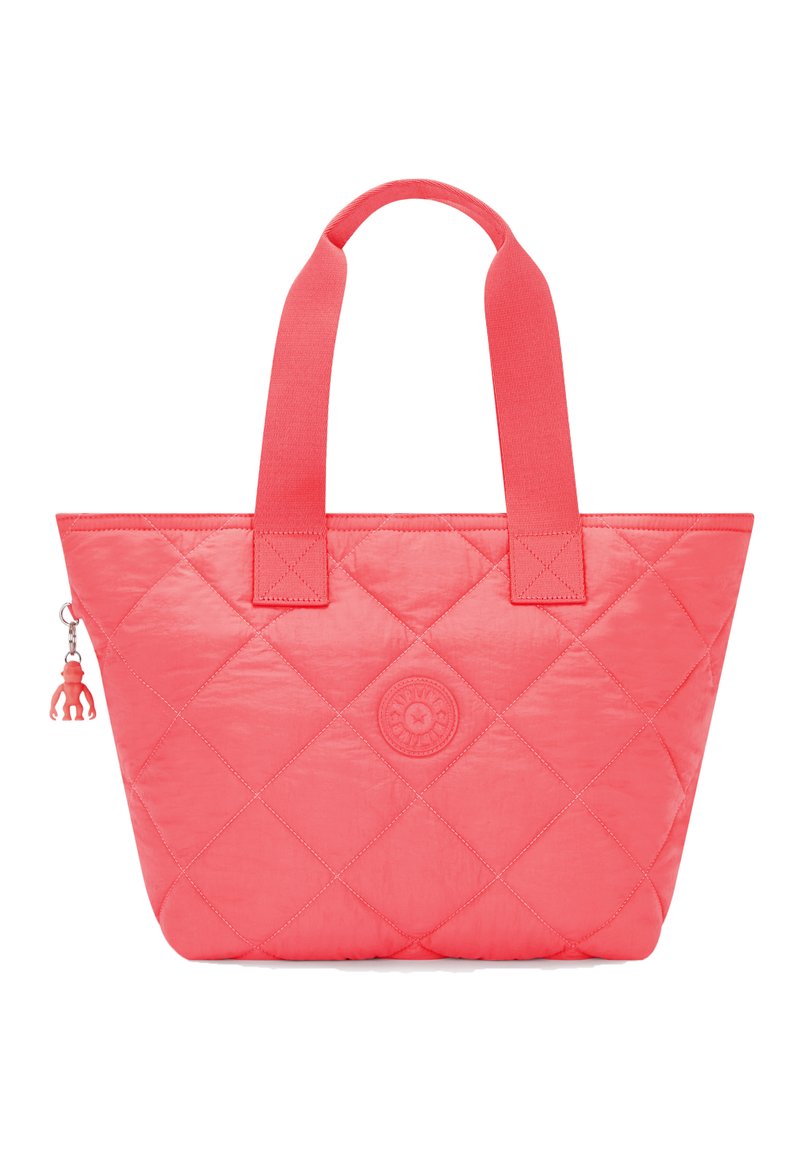 Borsa a spalla trapuntata in vivace corallo con manici in tessuto. Presenta un logo rotondo e un accessorio charm. Texture liscia con una forma strutturata.