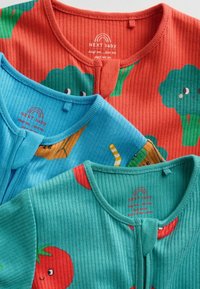 Drei bunte Babybekleidungen: rot mit Brokkolimuster, blau mit Tiergrafiken und grün mit Tomatendesign. Alle haben ein geripptes Muster und runde Halsausschnitte.