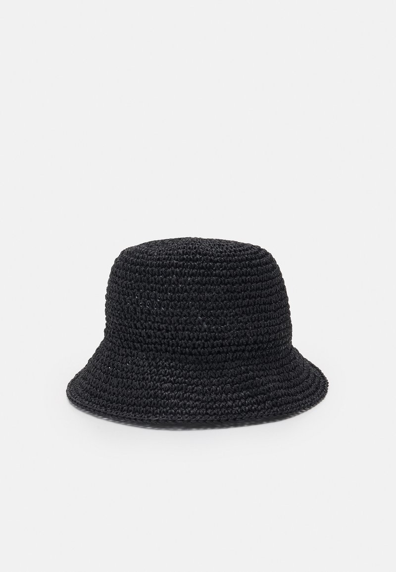 Bob au crochet noir avec une calotte arrondie et un bord incliné vers le bas sur un fond clair uni.