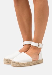 Even&Odd Sabrinas com tira no tornozelo - off-white