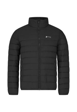 Sort quiltet jakke med høj krave, fuld frontal lynlås, sidelomme med lynlås og hvid "PVRE" logo på venstre bryst.