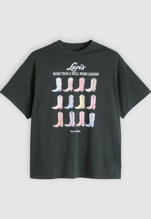 Must lühikeste varrukatega t-särk, millel on värvikate kauboisaabaste graafika. Ülal kirjutatud tekst: "Levi's Enam kui hästi kulunud legend."