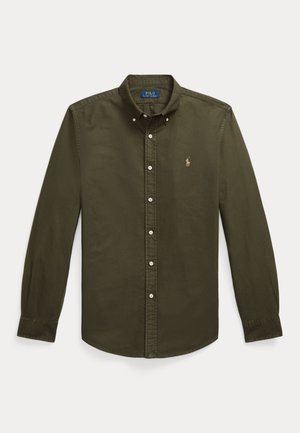 Chemise boutonnée à manches longues vert olive avec col et petit logo brodé sur le côté gauche de la poitrine.