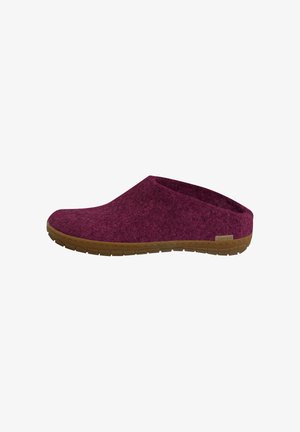 Felt slip-on hjemmesko i dyb lilla med et buet design, struktureret overdel og brun gummisål. Enkel, minimalistisk stil uden dekorationer.