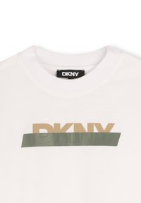 Witte katoenen T-shirt met een groot "DKNY" logo in gouden en groene tinten, met een ronde hals en korte mouwen.