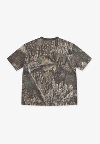 T-Shirt im Camouflage-Muster mit erdigen Tönen von Braun und Grün, das an Rinde und Laub erinnert. Kurze Ärmel und runder Halsausschnitt.