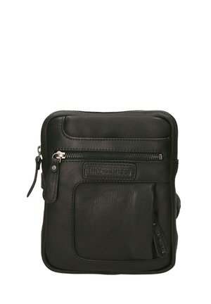 Schwarze Leder-Schultertasche mit glatter Textur, ausgestattet mit einer vorderen Reißverschlusstasche, einem Hauptreißverschluss und Logo-Details. Kompakte quadratische Form.