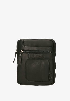 Zwarte leren schoudertas met een zachte textuur, voorzien van een voorzak met ritssluiting, hoofdritssluiting en logo-detail. Compact vierkant model.