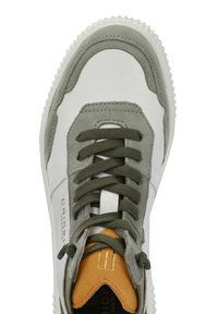Sneaker bianco con dettagli in suede oliva, lacci rotondi, suola texture e branding dorato sulla linguetta. Presenta dettagli distintivi nelle cuciture.