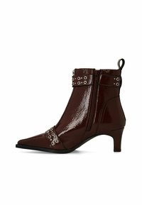 Bordeaux patent leren enkellaars met puntige neus, zijrits en studs als accent. Heeft een middelhoge hak en een gestructureerde afwerking.