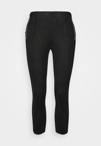 Svarta byxor i falsk mocka med figurnära passform, horisontella sömdetaljer och blixtlåsförsedda sidofickor. Slät textur och strömlinjeformad silhuett.