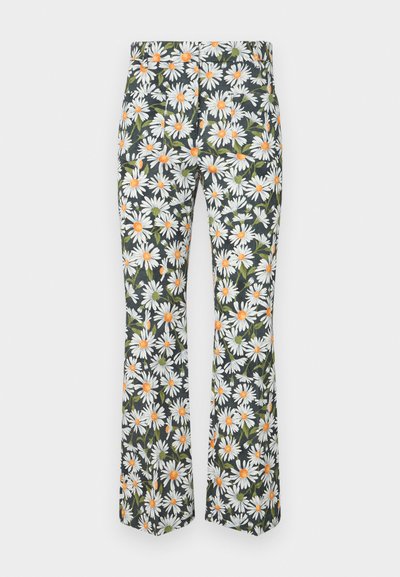 Bredde bukser i blomstermønster med hvite tusenfryd med oransje midtpunkt på en mørk bakgrunn. Laget av lett stoff.