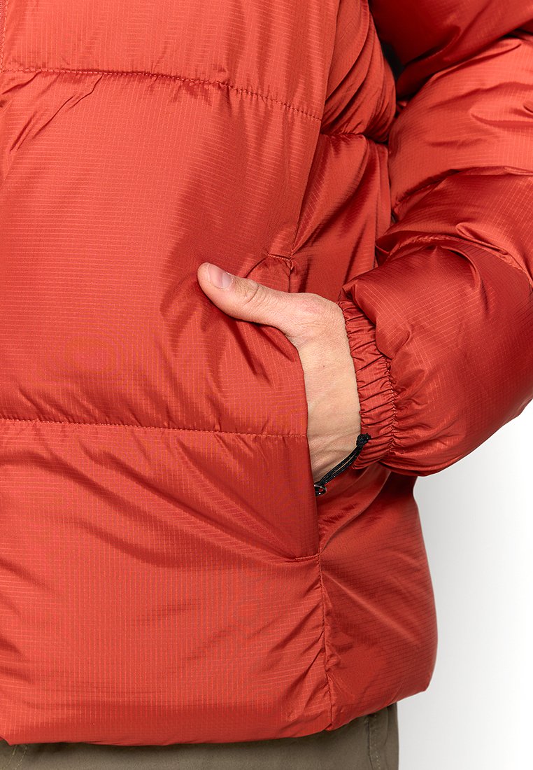 Czerwona, izolowana kurtka z prążkowaną strukturą, elastycznymi mankietami i bocznymi kieszeniami. Tkanina ma subtelny wzór w paski.