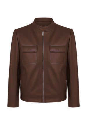 Braune Lederjacke mit Vorderreißverschluss, zwei klappbaren Brusttaschen und einem Druckknopfkragen, vor einem weißen Hintergrund präsentiert.