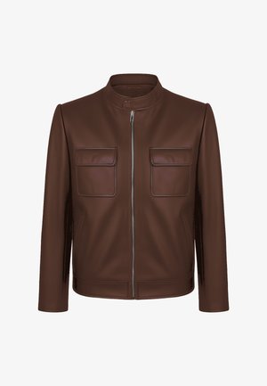 Pruun nahkjakk, millel on esine tõmblukk, kaks klapi rinnataskut ja nööbiga kaelus, esitatud valge tausta ees.