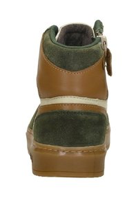 Groene suède en bruine leren high-top sneakers met een gewatteerde kraag, contrasterende crèmekleurige streep en een ritsdetail aan de achterkant. Platte rubberen zool.