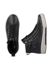Baskets montantes en cuir noir avec lacets et zips sur les côtés, présentant une semelle en caoutchouc texturé gris et un col rembourré.