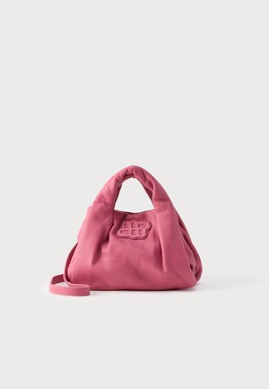 Jemne ružová kožená kabelka s krútenou rukoväťou a ozdobným prešívaným uzlom na prednej strane, ležiaca na jednoduchom pozadí.