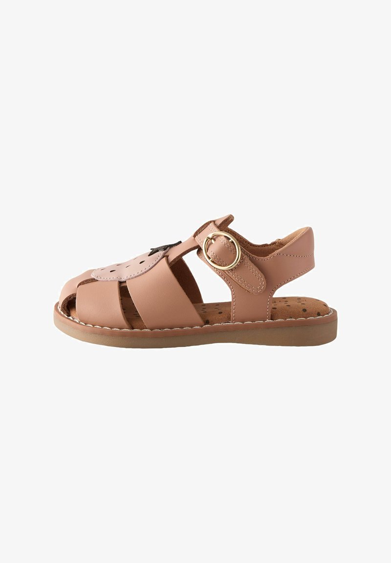 Brune lædersandal med udskæringsdesign, justerbar rem med guldspænde, polstret fodseng og gummisål.