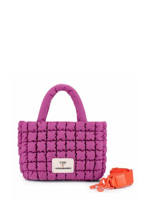 Borsa a mano viola imbottita con motivo a piccoli quadrati, manici corti, etichetta bianca del marchio e tracolla staccabile regolabile arancione brillante.