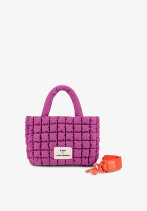 Borsa a mano viola imbottita con motivo a piccoli quadrati, manici corti, etichetta bianca del marchio e tracolla staccabile regolabile arancione brillante.