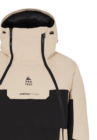 Beige en zwart waterdichte jas met een hoge kraag, verstelbare capuchon, ritsen en een borstzak met een merklogo. Glad textuur.