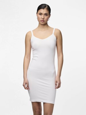 Abito bianco aderente realizzato in tessuto elasticizzato, con spalline sottili e scollatura a V. Texture liscia e lunghezza fino al ginocchio.