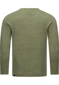 Maglione lavorato a maglia verde oliva, maniche lunghe, collo a giro, motivo testurizzato, con un piccolo logo sul lato inferiore.