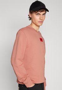 HUGO DIRAGOL - Bluză de molton - light/pastel red