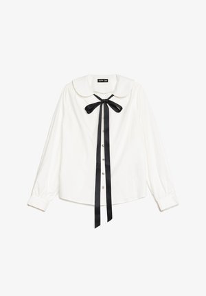 Weiße Bluse mit langen Ärmeln und Peter-Pan-Kragen, schwarzer Satinfliege am Hals und perlmuttfarbenen Knöpfen an der Vorderseite.