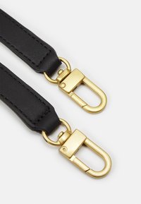 Sort læderrem med guld metal hardware, der har en rektangulær klips og en rund ring til vedhæftning. Struktureret overflade med syningsdetaljer.