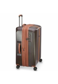 Valigia rigida marrone con accenti arancioni, doppia cerniera, maniglia laterale, maniglia telescopica regolabile e quattro ruote per una facile mobilità.