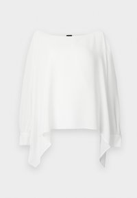 Λευκό μακρυμάνικο μπλουζάκι με λαιμόκοψη σκάφος, ασύμμετρο τελείωμα και φαρδιά μανίκια, παρουσιάζεται ξεδιπλωμένο σε λευκό φόντο.