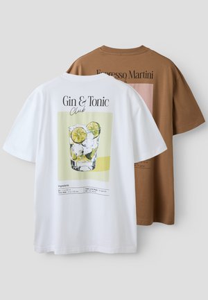 Camisetas blancas y marrones con recetas de cócteles impresas en la parte trasera; la blanca muestra ginebra y tónica con ilustración de lima y hielo.